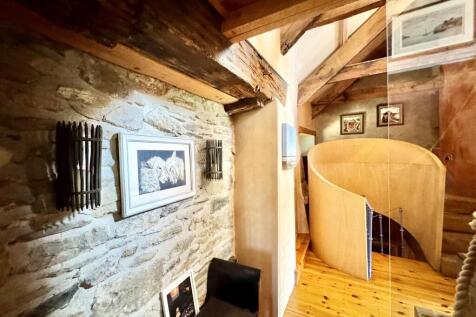 FIRST FLOOR LANDING