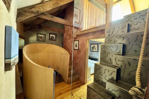FIRST FLOOR LANDING