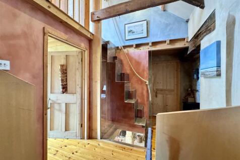 FIRST FLOOR LANDING
