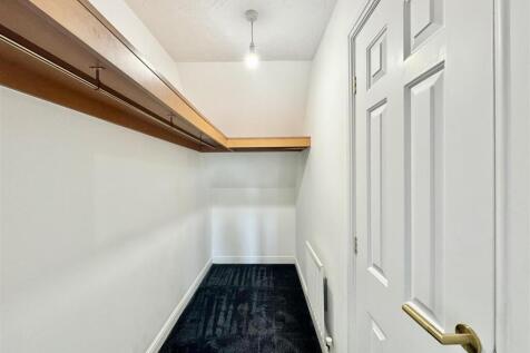 WALK-IN WARDROBE