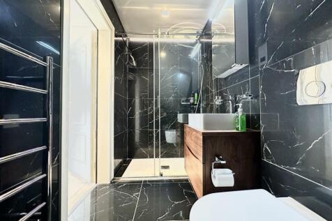 bathroom b.jpg