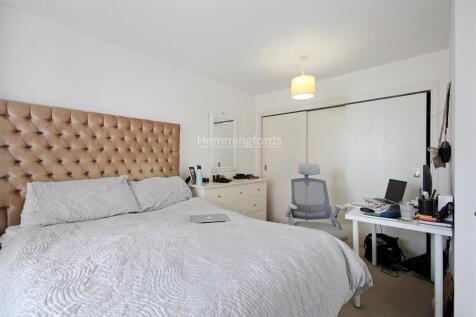 03-76731 - AM - 65, Dance Square London, EC1V 3AJ-