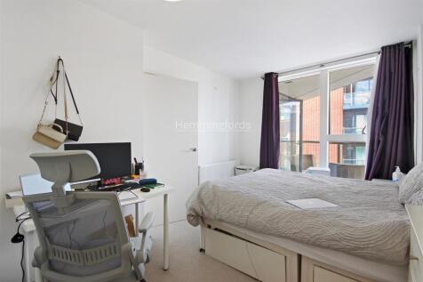 04-76731 - AM - 65, Dance Square London, EC1V 3AJ-