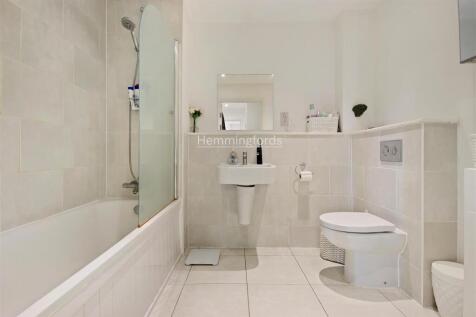 02-76731 - AM - 65, Dance Square London, EC1V 3AJ-