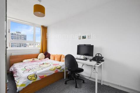 04-2f99GCHMF - 117 Crondall Court - Bedroom 3 -Ori