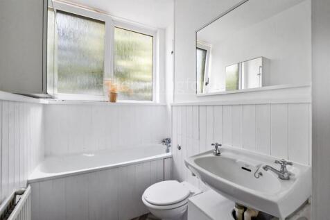 01-3740GCHMF - 117 Crondall Court - Bathroom 2 -Or