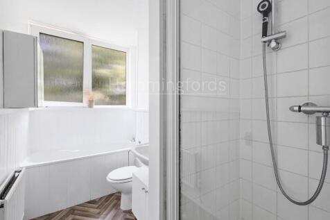 02-0e82GCHMF - 117 Crondall Court - Bathroom -Orig