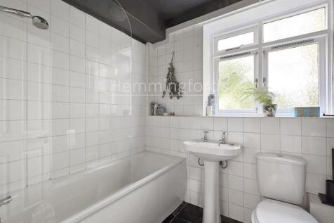01-d14bGCHMF - 34 Cluse Court - Batrhoom -Original