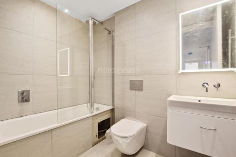 01-8091GCHMF - 3 Solent Lodge - Bathroom -Original