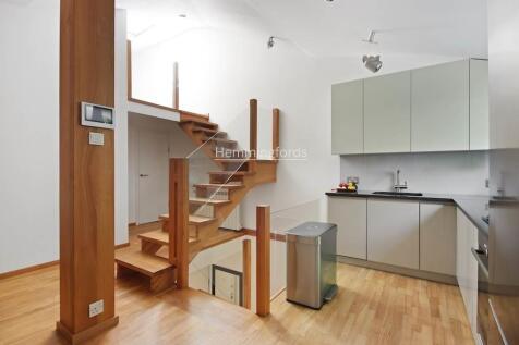 14-8c1e77418 - AM - 20A Queens Road London E11 1BB