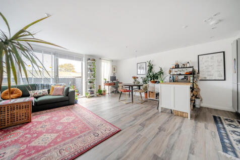 1374067-10-6904bf...