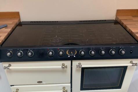 Stove, with Labelled hobs