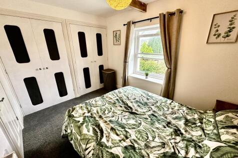 Bedroom 1 (Wardrobes)