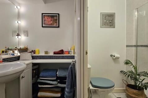 Ensuite and Vanity area