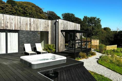Deckedareawithsunkenhottub_copy_2929x2050