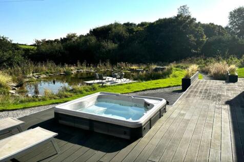 Overlookingsunkenhottubtowardswaterpool_copy_3069x1999