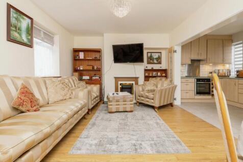 Living Room / Kitchen