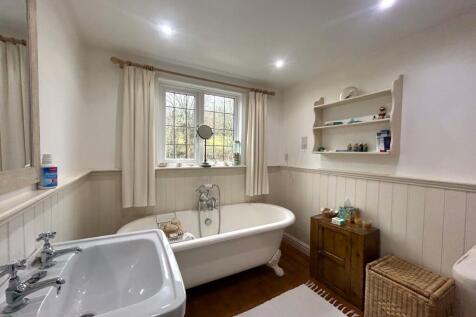 Bath and Shower Room pic3