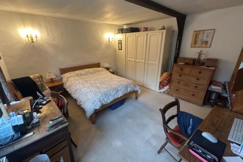 Bedroom One pic4