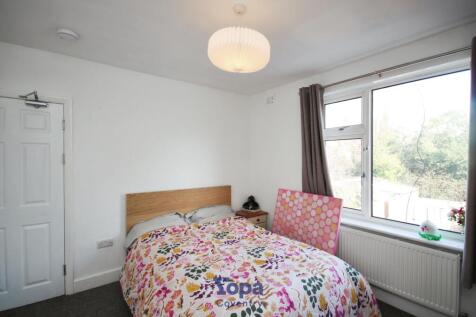 48d7f580-Bed 202.JPG