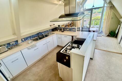 Kitchen / Dining Area