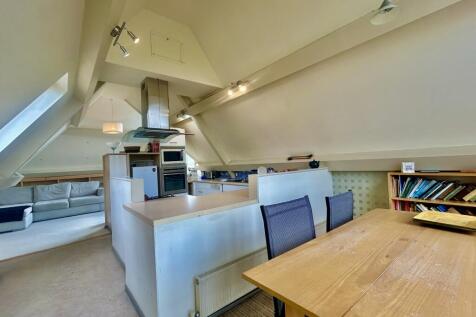 Kitchen / Dining Area