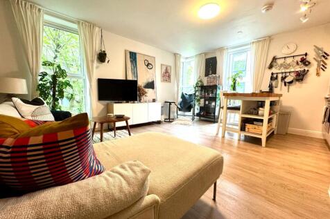 Kitchen / Living Room 8