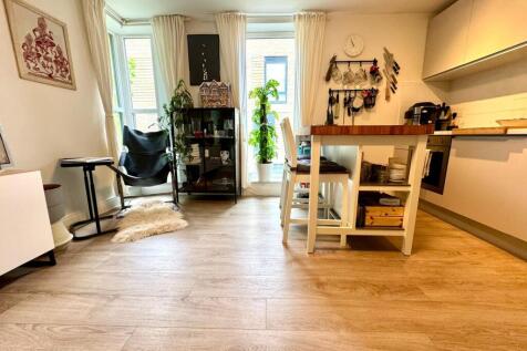 Kitchen / Living Room 10