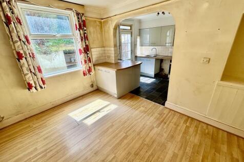 Kitchen : Dining Room.