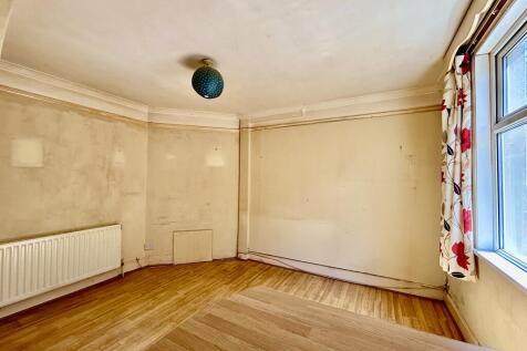 Kitchen : Dining Room..