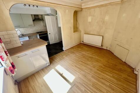 Kitchen : Dining Room