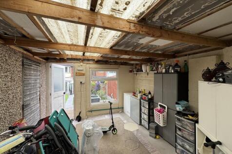 garage plus store