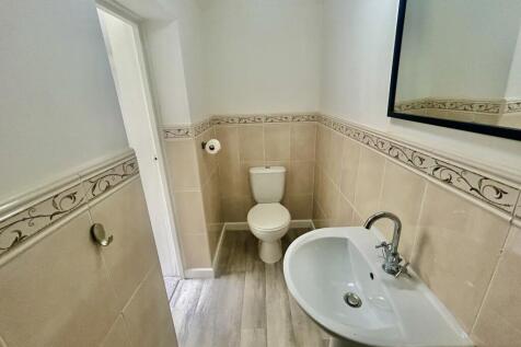 En-Suite bed 2 Pic 1.JPG