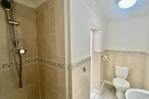 En-Suite bed 2 Pic 2.JPG