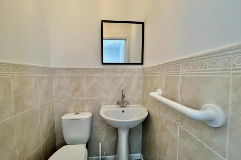 En-suite Bed 1.JPG