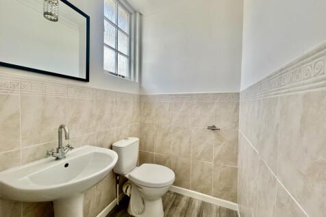 En-Suite Bed 2.JPG
