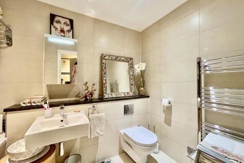 Family Bathroom..JPG