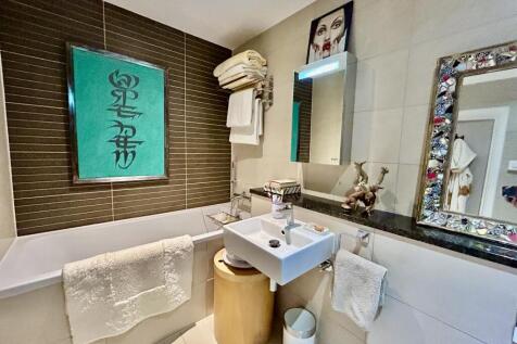 Family Bathroom.JPG