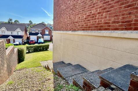 Side Garden To Front