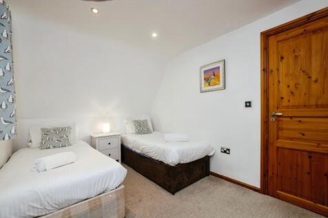 BEDROOM 2b