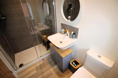 Bedroom Two En Suite Shower