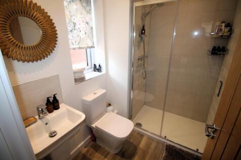 Bedroom Three En Suite Shower