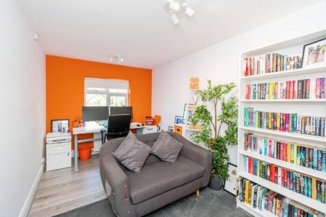 Bedroom/ Office