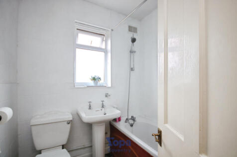 C6d2fe98-Family 20Bathroom.JPG