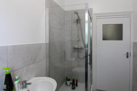 Bathroom (currently used by Flat 5a)