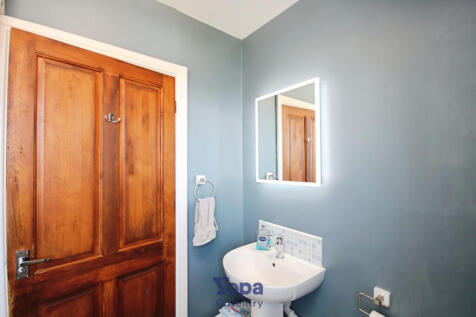2f92471e-Bathroom 202.JPG