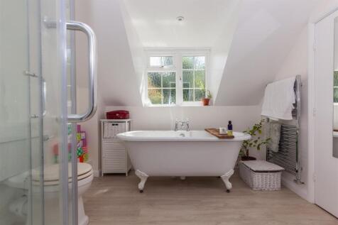 Master Bedroom - En Suite Bathroom 1.jpg