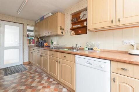 Kitchen 2.jpg