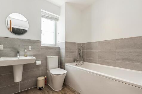 Family Bathroom 1.jpg