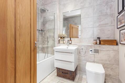 Family Bathroom 2.jpg